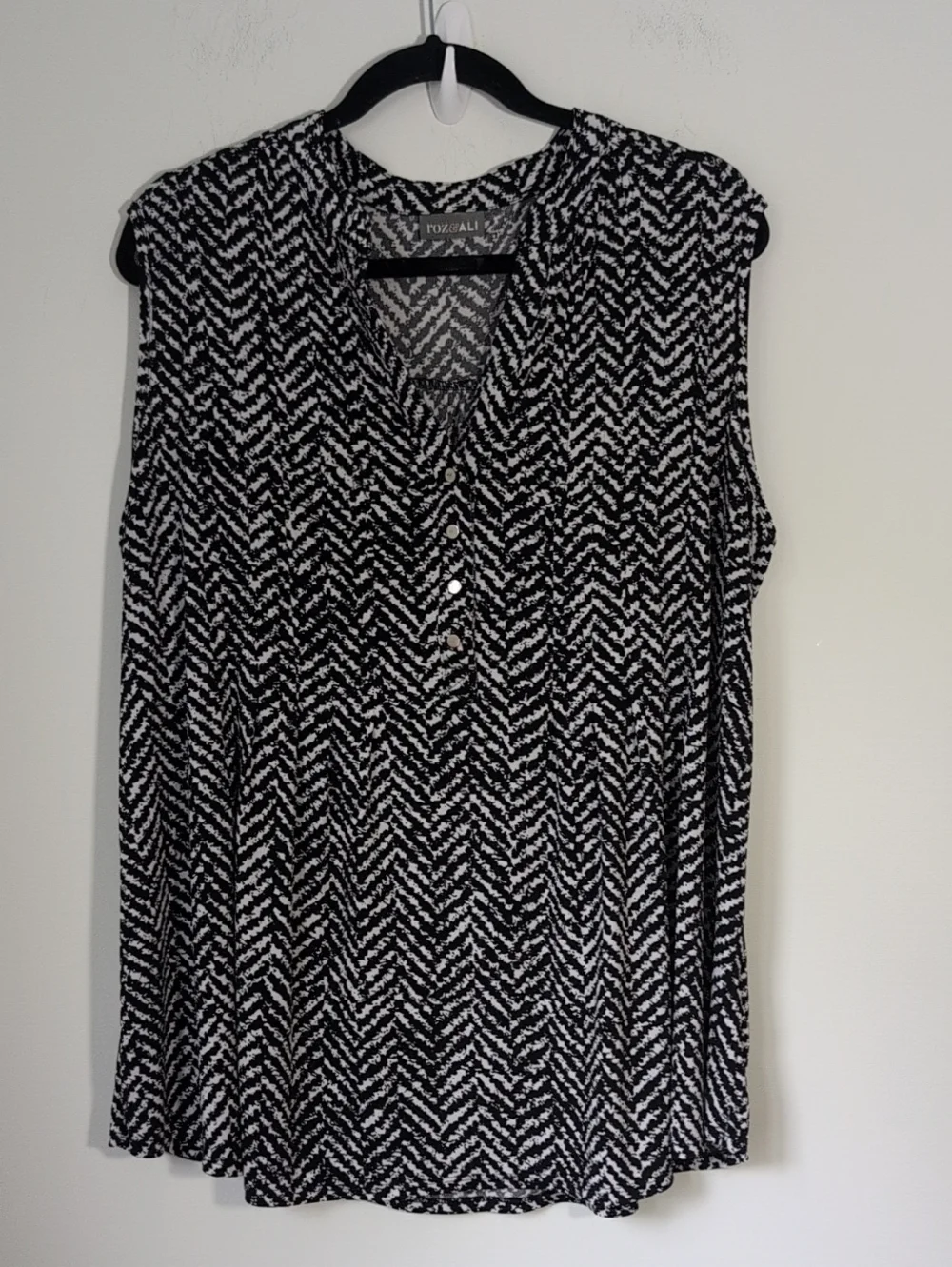 Roz & Ali Black and White Chevron Sleeveless V-Neck Top 2X